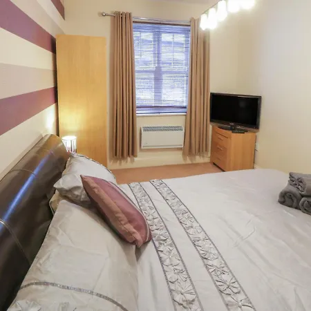 6 Admiral Chaloner House Apartment *